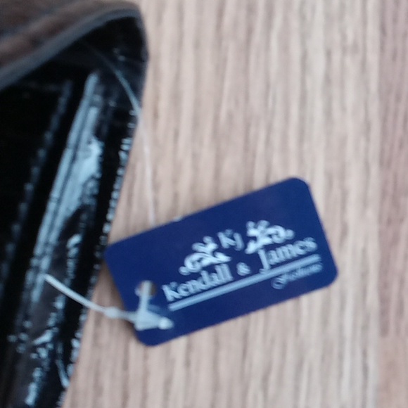 Ladies patten leather crossbody clutch nwt - Picture 4 of 9